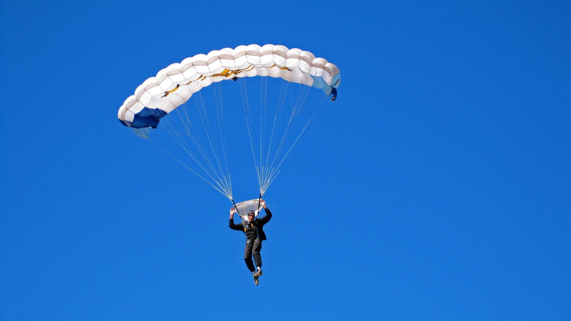 “三亿人上冰雪”政策持续推进，冰雪运动参与人数不断增加，带动三亿人参加冰雪运动目标